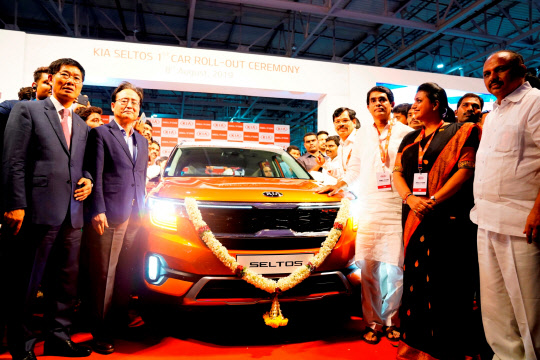 지난 8일(현지시간) 기아자동차 인도공장 현장에서 열린 '셀토스 양산 기념식'에서 심국현 기아자동차 인도법인장(왼쪽부터)과 신봉길 주인도대사가 행사 관계자들과 차량을 배경으로 기념촬영을 하고 있다.  기아자동차 제공